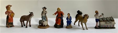 Cartone contenente numerose figure da presepe in terracotta policroma di divers