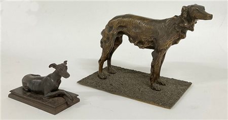 Lotto composto da due sculture raffiguranti cani in bronzo e metallo (h cm 20 e