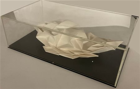 Scultura con carta speciale Fabriano eseguita con tecnica dell'origami
h cm 13