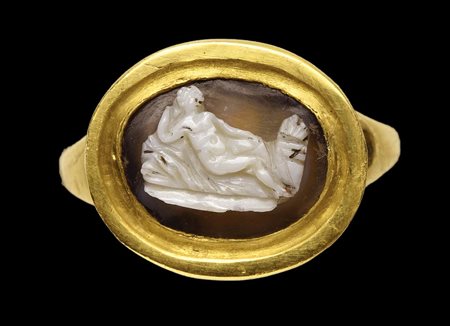 A renaissance agate cameo mounted in a modern gold ring. Reclining Venus. 