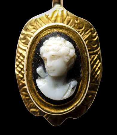  A victorian gold brooch set with a renaissance onyx two-layered cameo. Bust of a Youth. 