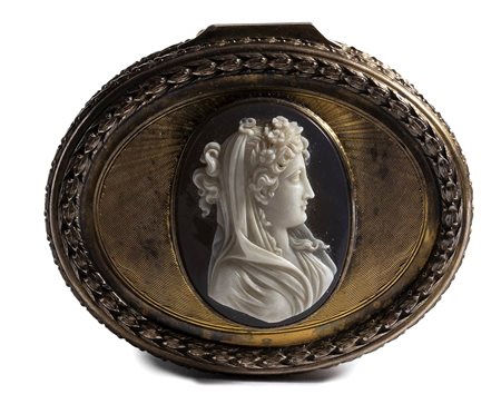 A large two-layered agate cameo set in a Victorian gilded massive silver sauf box. Veiled bust of Flora. 