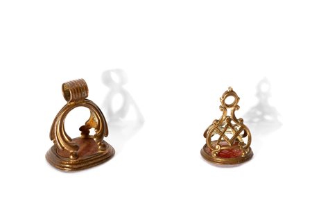 Due sigilli in bronzo  a pendente con corniole incise con simboli massonici