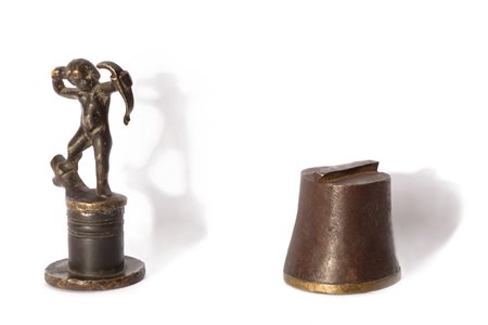 Due sigilli in bronzo: uno con manico in ferro, uno con Cupido, entrambi con stemmi nobiliari, secoli XVII - XVII