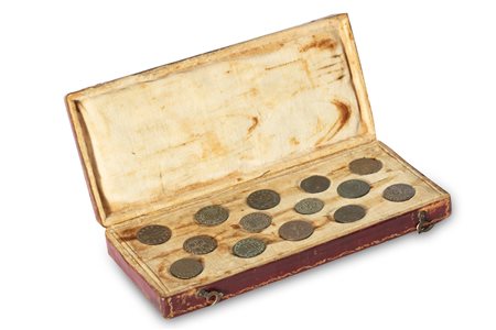 Lotto composto da 14 antiche monete in bronzo, entro astuccio in marocchino rosso