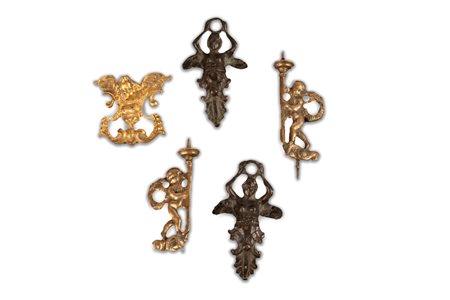 Lotto composto da cinque antichi oggetti in bronzo: tre maniglie e due porta candele