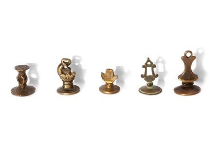 Lotto composto da cinque sigilli di cui tre a pendente, in bronzo, con stemmi nobiliari, secolo XVIII