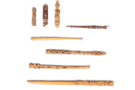 Lotto composto da cinque strumenti da telaio in legno, due manici e un sonaglio