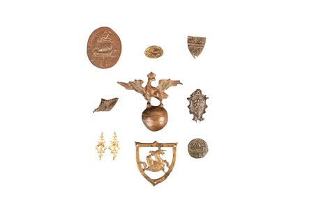 Lotto composto da dieci piccoli antichi oggetti in bronzo