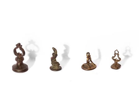 Lotto composto da quattro sigilli a pendente, di cui uno in ferro e gli altri in bronzo, con stemmi nobiliari, secolo XVIII