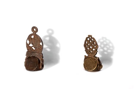 Lotto composto da tre sigilli a pendente, di cui due multipli, uno in bronzo, uno in ferro e uno in corniola, con stemmi nobiliari, secoli XVIII - XIX