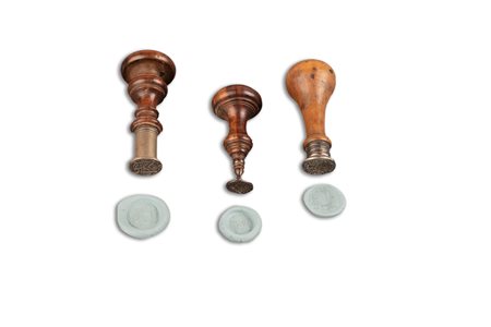 Lotto composto da tre sigilli, di cui due in argento e uno in ferro, con manico in legno tornito e stemmi nobiliari, secoli XVIII - XIX