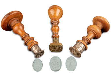 Lotto composto da tre sigilli, di cui due in argento, con manico in legno tornito, secoli XVIII - XIX