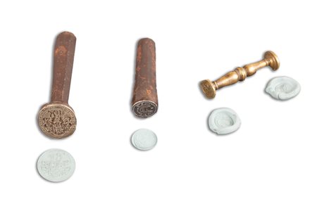 Lotto composto da tre sigilli, di cui due in ferro e uno doppio in bronzo, con stemmi nobiliari, secoli XVII - XVIII