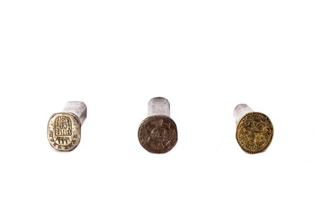 Lotto composto da tre sigilli, uno in ferro, uno in bronzo e uno in argento, tutti con manico in ferro e stemmi nobiliari, secoli XVII - XVIII