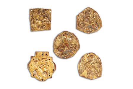 Lotto di cinque finimenti per croci processionali in lamina di rame sbalzato, cesellato e dorato con i simboli del Tetramorfo, secoli XIV - XV