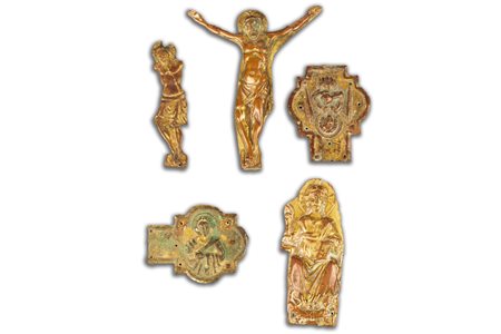Lotto di cinque finimenti per croci processionali in lamina di rame sbalzato, cesellato e dorato, secoli XIII - XIV