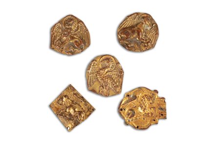 Lotto di sei finimenti per croci processionali in lamina di rame sbalzata, cesellata e dorata, secoli XIV - XV
