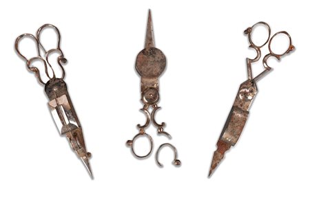 Lotto di tre forbici taglia moccolo in ferro, secolo XIX