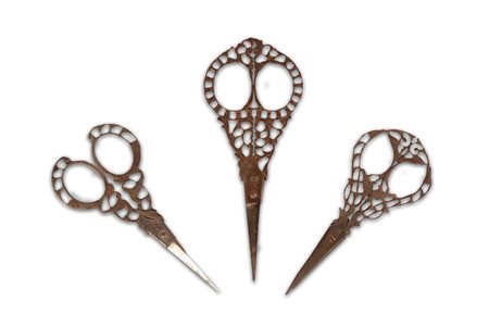 Lotto di tre forbicine da cucito in ferro, secolo XIX