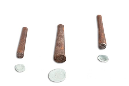 Lotto di tre sigilli in ferro, con stemmi nobiliari, secoli XVII - XVIII