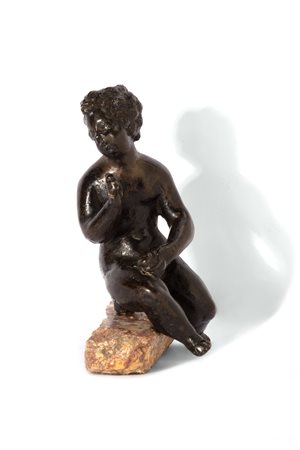 Scuola dell'Italia settentrionale, secolo XVII - Piccola scultura in bronzo raffigurante putto seduto
