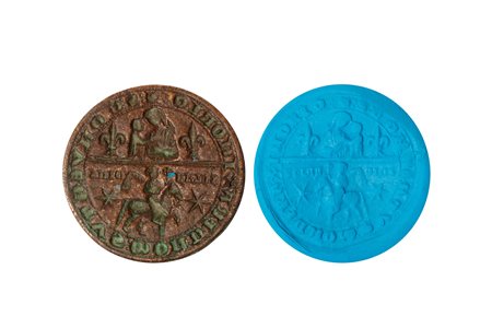 Sigillo circolare in bronzo con iscrizione e stemma raffigurante Madonna con Bambino tra due gigli nella parte superiore e cavaliere tra due stelle nella parte inferiore, secoli XIV -XV