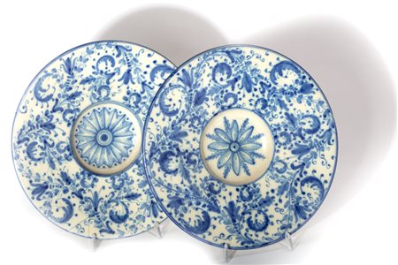 Due antichi piatti in maiolica bianca e blu a motivi floreali, manifattura di Delft