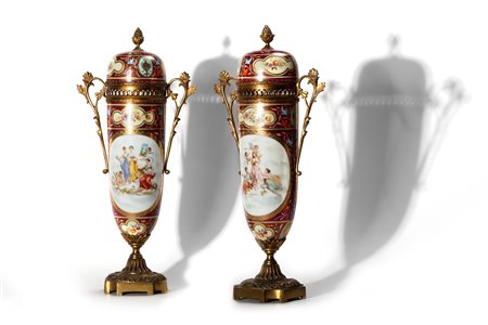 Coppia di vasi in porcellana policroma con applicazioni in bronzo, inizi secolo XX