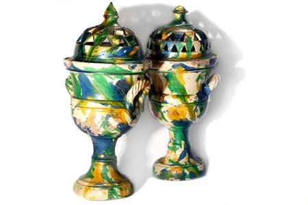 Due vasi con coperchio traforato in terracotta invetriata policroma, fine secolo XIX - inizi secolo XX