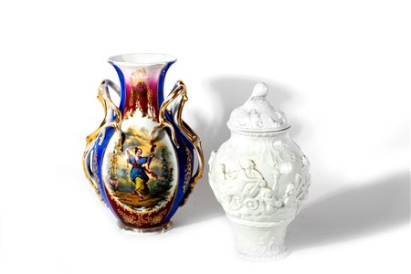 Due vasi in porcellana: uno bianco con marchio Ginori sotto la base, uno policromo fine secolo XIX