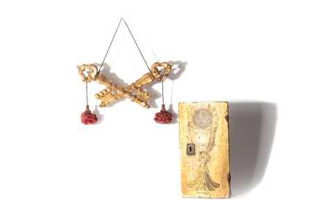 Lotto composto da chiavi di San Pietro in legno dorato, secolo XVIII; e uno sportello di tabernacolo in legno dorato con simbolo dell'Eucarestia
