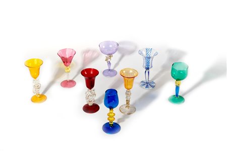 Lotto composto da otto bicchierini da collezione in vetro colorato