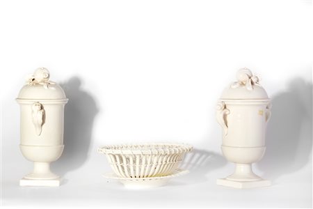Lotto composto da una coppia di vasi biansati con testine di putti e un cestino con vassoio in ceramica bianca, secolo XX