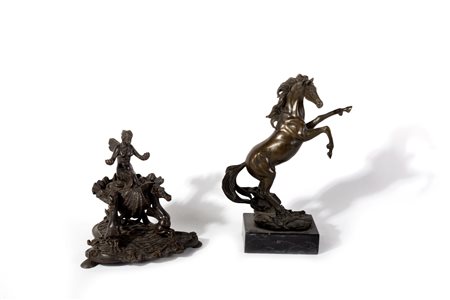 Lotto di due bronzi: un calamaio e una scultura raffigurante cavallo rampante