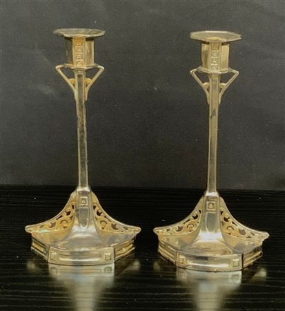 Coppia di candelieri Art Nouveau in fusione di metallo argentato e traforato co