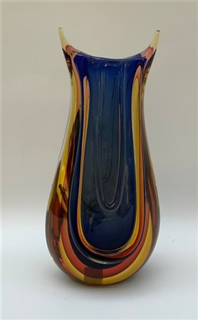 Manifattura di Murano
Vaso costolato in vetro sommerso incolore, blu e rosso e