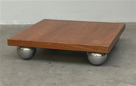 Tavolino quadrato in legno impiallacciato con piedini sferici cromati. Italia,
