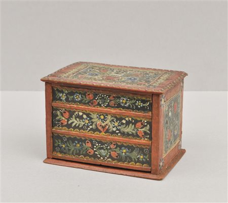 Comò in miniatura, 1800 ca.;Legno, dipinto, 9,8 x 14,4 x 9,7 cm