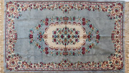 Grande tappeto persiano con motivi floreali