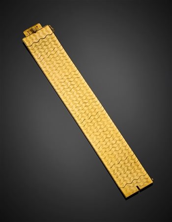 Bracciale in oro giallo a fascia cesellata, g 89,74 circa, lungh. cm 18,50, h c