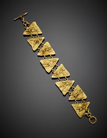 Bracciale in oro giallo a moduli triangolari con immagini classiche di guerrier