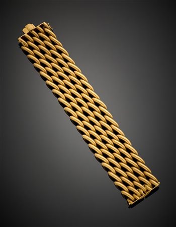 Bracciale ad onde in oro giallo intrecciato e satinato, g 101,50 circa, lungh.