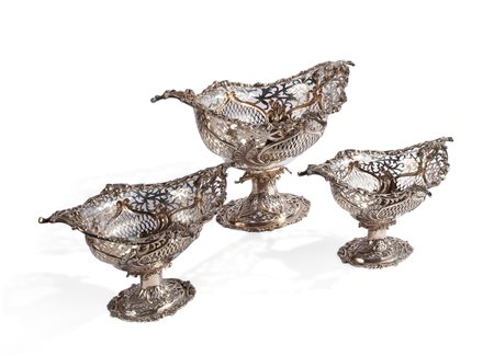  
Trittico in argento, Londra, 1908, argentieri Goldsmiths & Silversmiths Company 
 cm 20,5x36,5x25 e cm 13,5x25x17,5 (la coppia) - peso complessivo gr. 1710 