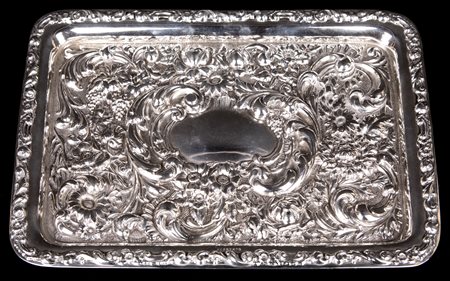  
Vassoio in argento 925/1000 sbalzato e cesellato, Londra, 1912, argentiere R.P. 
 cm 29,3x20,3 - gr. 331