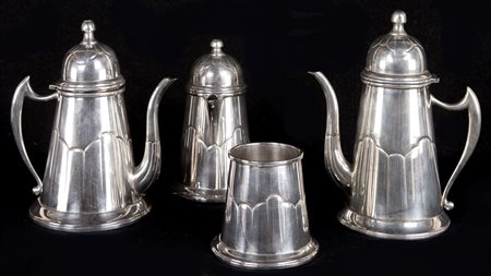  
Servizio da tè e caffè in argento 800/1000 
 altezza cm 21, cm 23, cm 18 e cm 9,5x7 rispettivamente - peso complessivo gr. 1500 