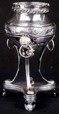  
Portacero in argento 833/1000 sbalzato, Napoli 1820/'30, argentiere R.V. 
 cm 15x8 - la bocca: cm 5 - gr. 153