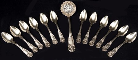  
Dodici cucchiai da dessert e mestolo traforato in argento 950/1000 dorato, Francia, seconda metà del XIX secolo 
 cm 14,5 e cm 22 rispettivamente - gr. 476