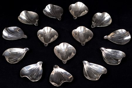  
Quindici piccoli posacenere da tavola in argento 800/1000 
 cm 7x6 - gr. 290
