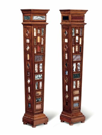 Coppia di colonne in ciliegio con campionario di marmi colorati. XX secolo